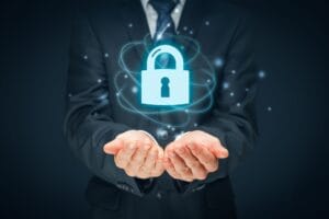 kłódka cyberbezpieczeństwa unosząca się nad dłońmi
