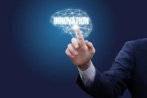 mózg na tle z napisem innovation