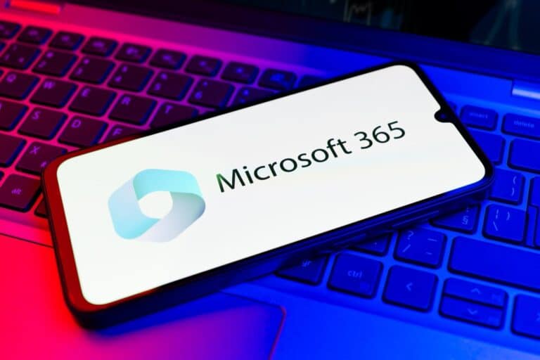 Logo Microsoft 365 na ekranie smartfona – wdrożenie Microsoft 365