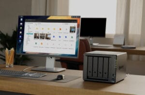 Serwery synology obok komputera, skonfigurowany
