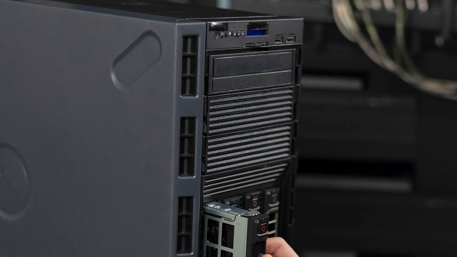 Dedykowany serwer obliczeniowy — kiedy wynajem ma sens zamiast VPS lub własnego sprzętu 1 Serwer dedykowany dla firm – wydajny i bezpieczny hosting
