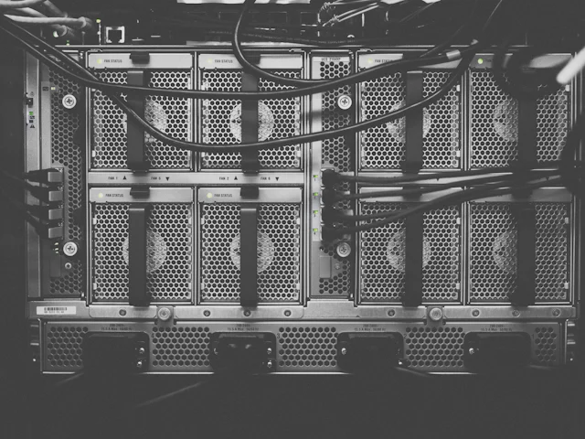 Serwery hostingowe w szafie rack – hosting stron i domeny