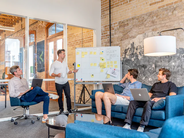 Zespół startupu przy tablicy – IT dla startupów