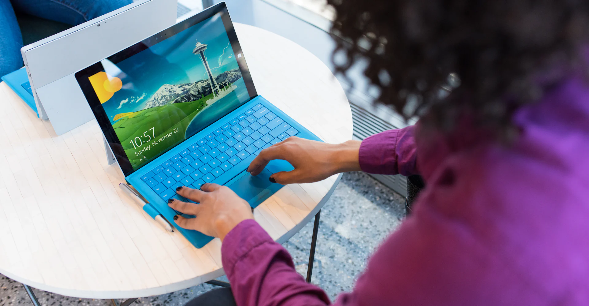 Kobieta pracująca na tablecie z Windows – Microsoft 365 dla firm