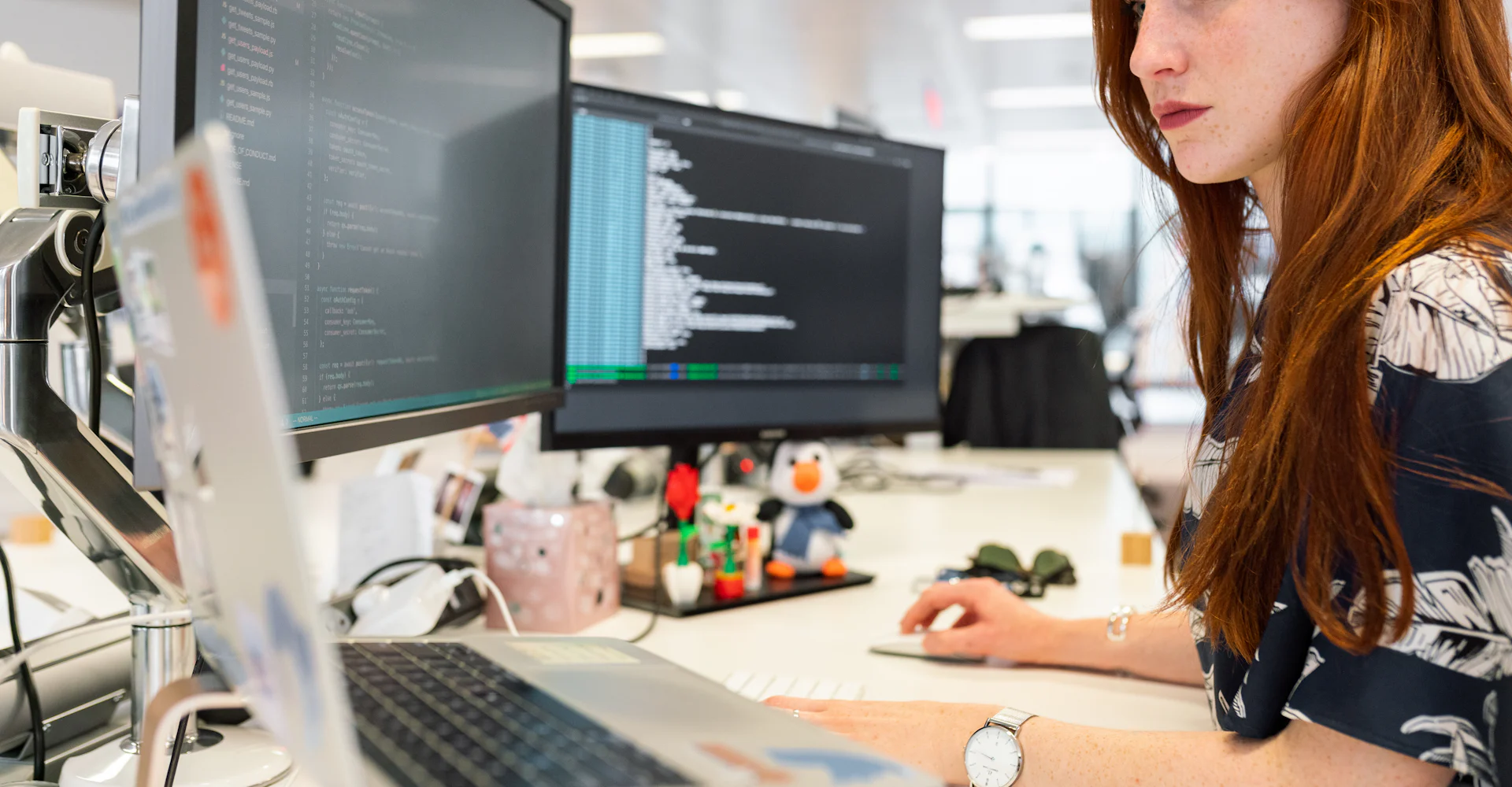 Administratorka IT przy monitorach – obsługa informatyczna firm