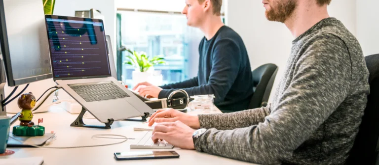 Administratorzy przy komputerach – obsługa informatyczna firm