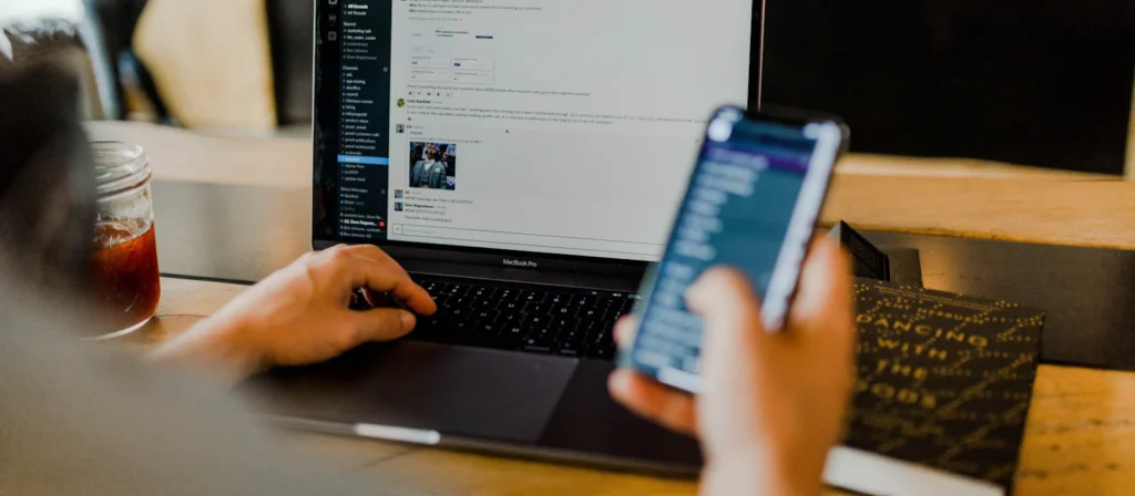 Praca na laptopie i telefonie – poczta firmowa i Microsoft 365 w chmurze