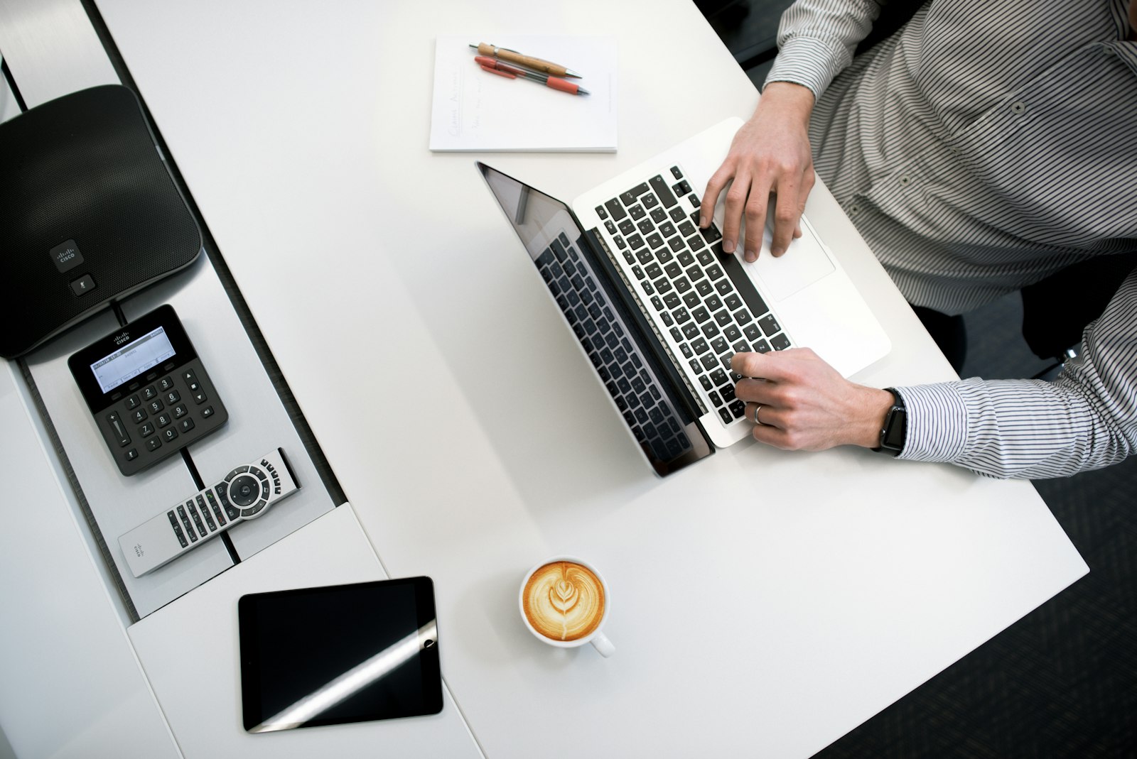 Praca na laptopie z dostępem do firmowego serwera w chmurze