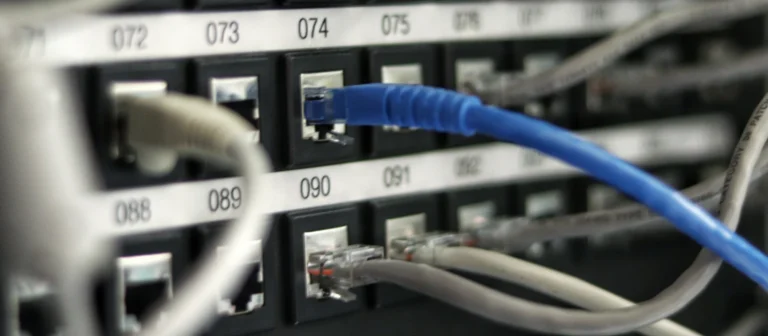 Patch panel w szafie serwerowej – kolokacja